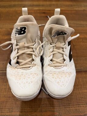 New Balance White and Beige Athletic Lace-Up baseball cleats